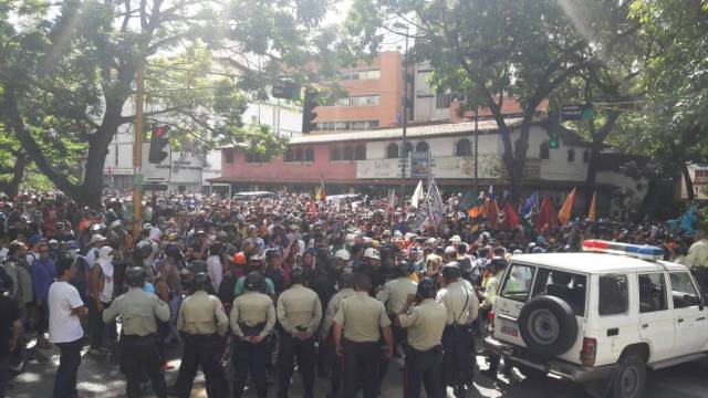 Estudiantes llegan a la sede de Conatel en Caracas. Foto: Eduardo Ríos / lapatilla.1eye.us