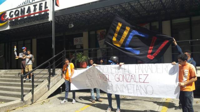 Estudiantes llegan a la sede de Conatel en Caracas. Foto: Eduardo Ríos / lapatilla.1eye.us