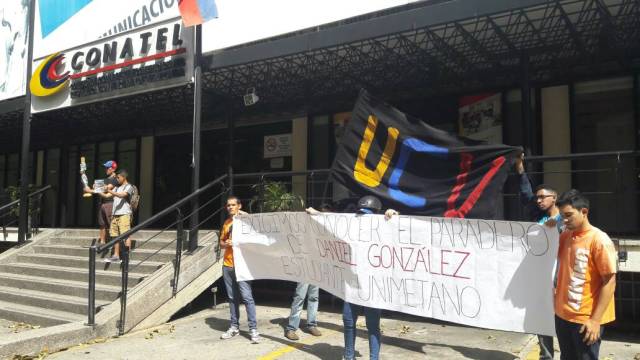 Estudiantes llegan a la sede de Conatel en Caracas. Foto: Eduardo Ríos / lapatilla.1eye.us