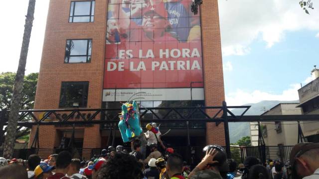 Estudiantes llegan a la sede de Conatel en Caracas. Foto: Eduardo Ríos / lapatilla.1eye.us