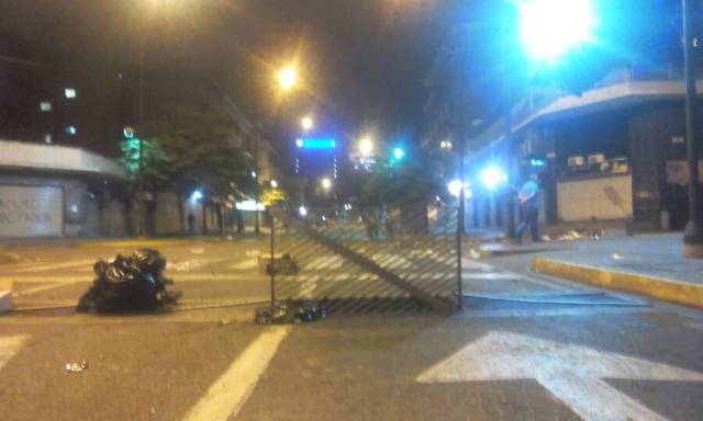 Manifestantes cierran paso con barricadas en Chacao. Foto: lapatilla.1eye.us