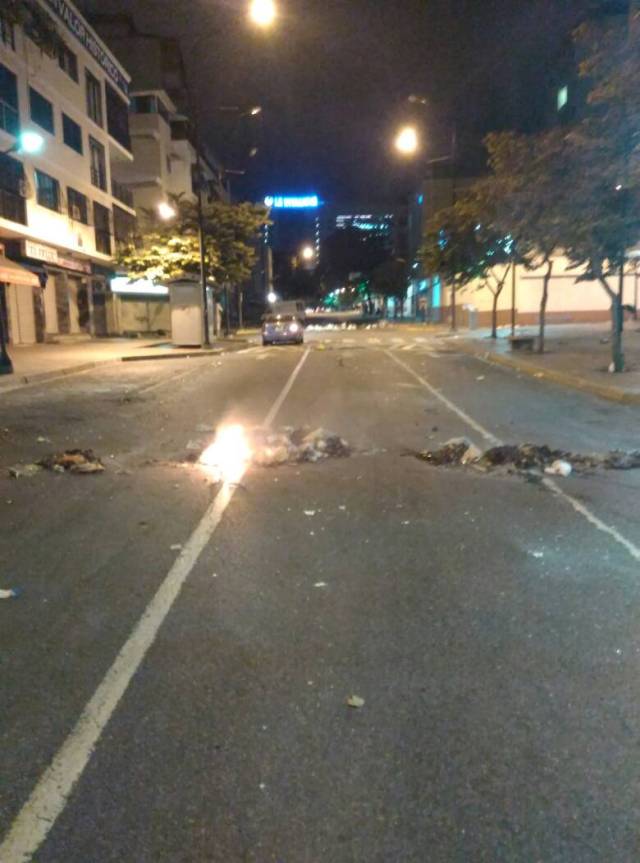 Manifestantes cierran paso con barricadas en Chacao. Foto: lapatilla.1eye.us