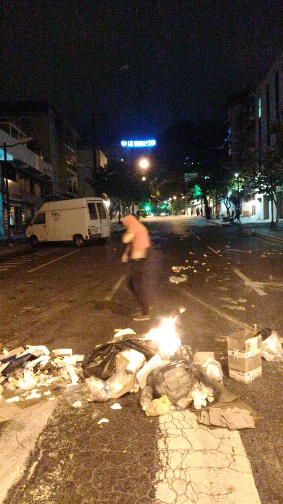 Manifestantes cierran paso con barricadas en Chacao. Foto: lapatilla.1eye.us