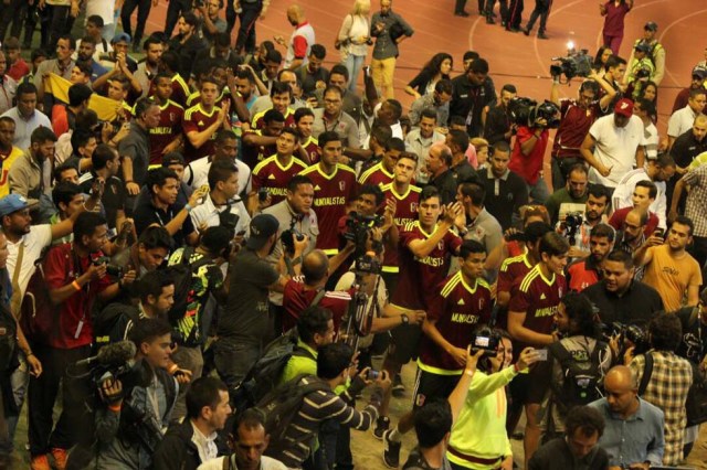 ¡Campeones en nuestros corazones! Las imágenes que no viste del recibimiento de la Vinotinto Sub 20. Foto: Eduardo Ríos / lapatilla.1eye.us