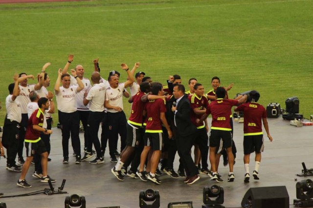 ¡Campeones en nuestros corazones! Las imágenes que no viste del recibimiento de la Vinotinto Sub 20. Foto:  lapatilla.1eye.us