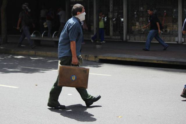 Reprimen en Chacaíto a manifestantes que marchaban hacia la Fiscalía. Foto: Régulo Gómez / lapatilla.1eye.us