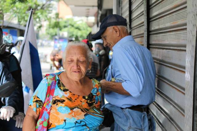 Reprimen en Chacaíto a manifestantes que marchaban hacia la Fiscalía. Foto: Régulo Gómez / lapatilla.1eye.us