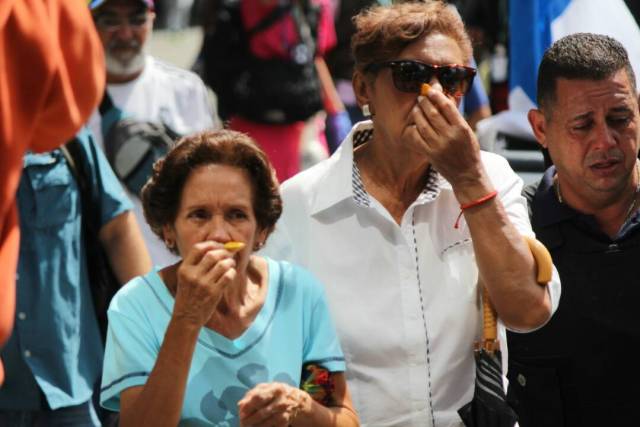 Reprimen en Chacaíto a manifestantes que marchaban hacia la Fiscalía. Foto: Régulo Gómez / lapatilla.1eye.us