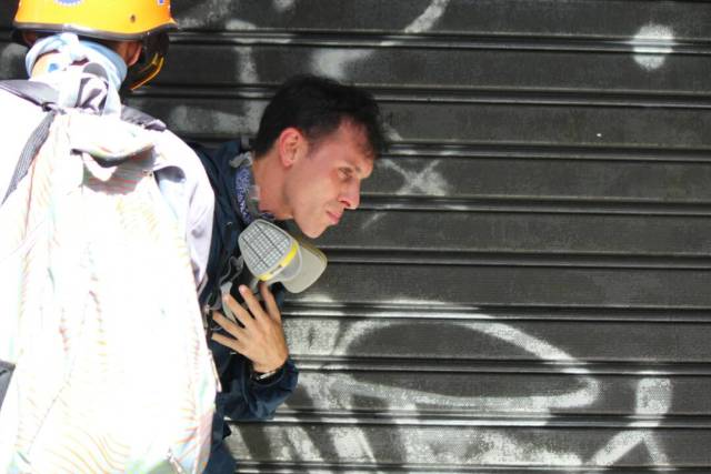 Reprimen en Chacaíto a manifestantes que marchaban hacia la Fiscalía. Foto: Régulo Gómez / lapatilla.1eye.us