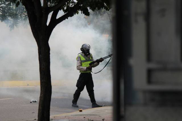 Reprimen en Chacaíto a manifestantes que marchaban hacia la Fiscalía. Foto: Régulo Gómez / lapatilla.1eye.us