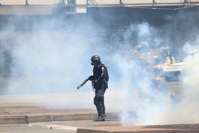 Reprimen en Chacaíto a manifestantes que marchaban hacia la Fiscalía. Foto: Régulo Gómez / lapatilla.1eye.us