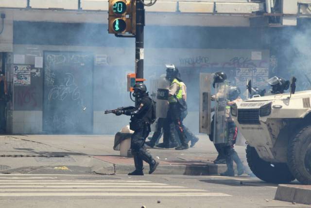 Reprimen en Chacaíto a manifestantes que marchaban hacia la Fiscalía. Foto: Régulo Gómez / lapatilla.1eye.us