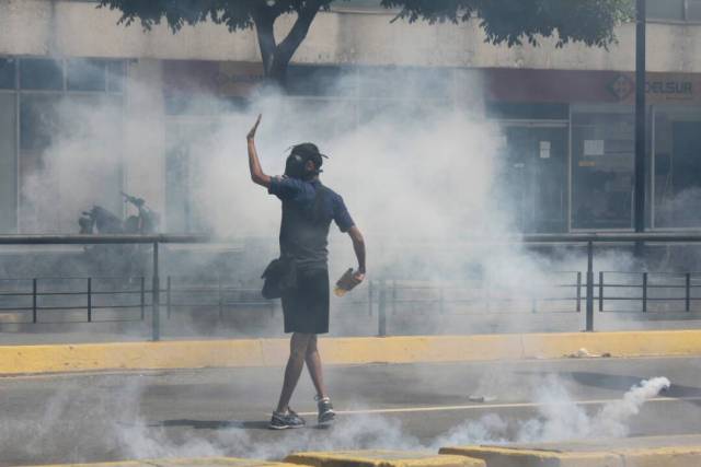 Reprimen en Chacaíto a manifestantes que marchaban hacia la Fiscalía. Foto: Régulo Gómez / lapatilla.1eye.us