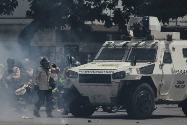 Reprimen en Chacaíto a manifestantes que marchaban hacia la Fiscalía. Foto: Régulo Gómez / lapatilla.1eye.us