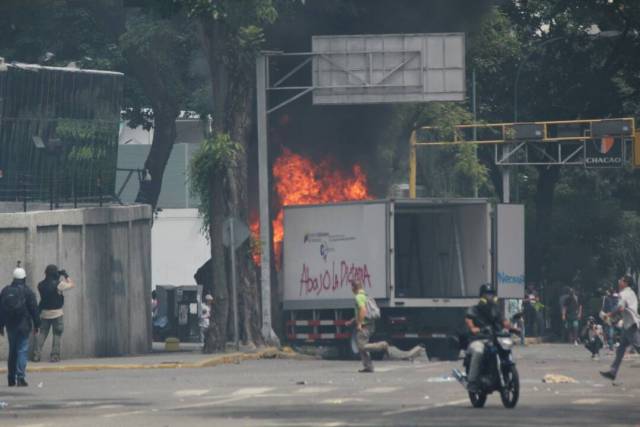 Reprimen en Chacaíto a manifestantes que marchaban hacia la Fiscalía. Foto: Régulo Gómez / lapatilla.1eye.us