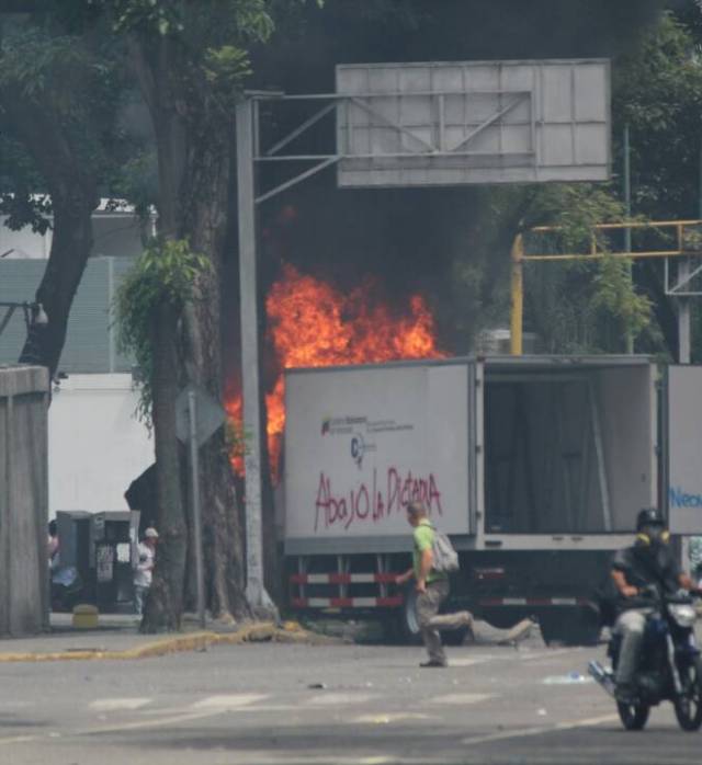 Un camión fue quemado en El Rosal, Caracas. Foto: Régulo Gómez / lapatilla.1eye.us