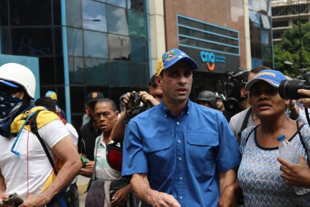 Reprimen en Chacaíto a manifestantes que marchaban hacia la Fiscalía. Foto: Will Jiménez / lapatilla.1eye.us