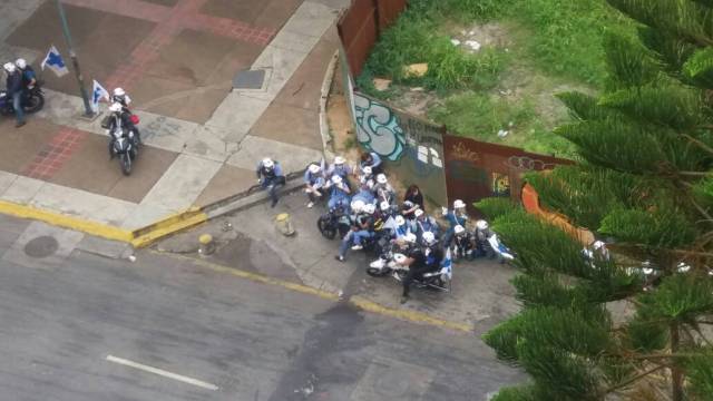 Un grupo de paramédicos Cruz Verde fueron vistos en el lugar. Foto: Carlos Arana / lapatilla.1eye.us