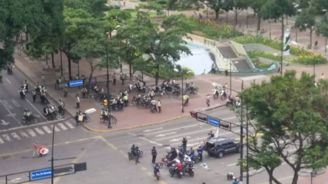 Plaza Altamira es tomada por los cuerpos de seguridad. Foto: Carlos Arana / lapatilla.1eye.us