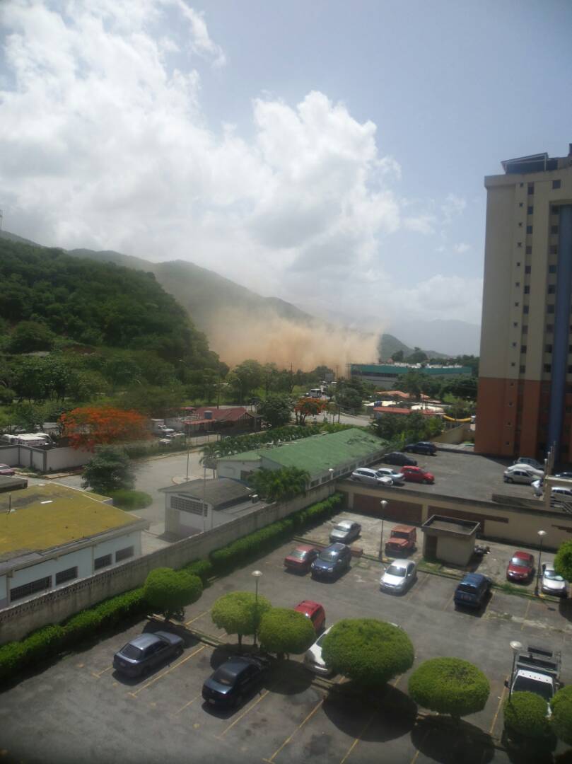 Derrumbe bloquea paso en la avenida Intercomunal de Guarenas-Guatire (Foto)