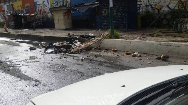 Así quedaron las calles en  Caricuao tras la fuerte represión (Foto: @HAiDYRODRIGUEZ)