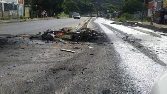 Así quedaron las calles en  Caricuao tras la fuerte represión (Foto: @HAiDYRODRIGUEZ)