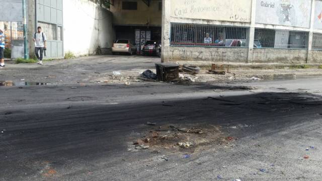 Así quedaron las calles en  Caricuao tras la fuerte represión (Foto: @HAiDYRODRIGUEZ)