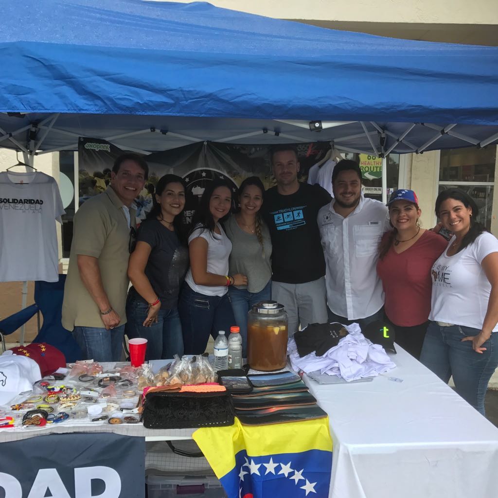 Arriban al país insumos recolectados por venezolanos en Miami (Fotos)