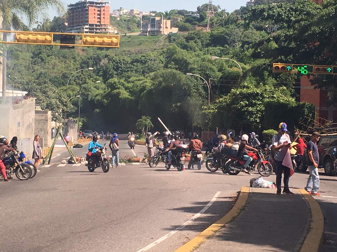 Manifestantes trancan en El Cigarral este #23Jun