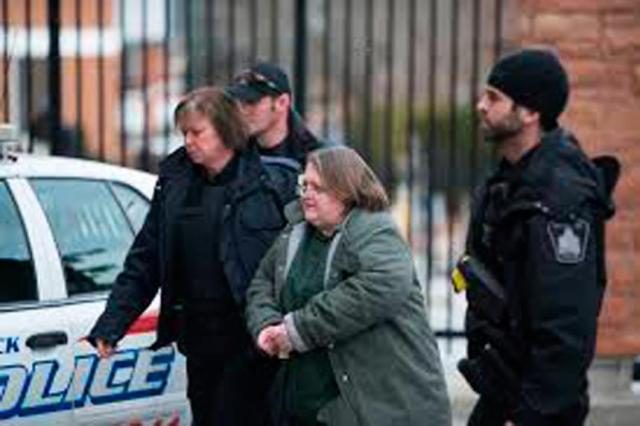 Elizabeth Wettlaufer cuando era conducida a la audiencia este jueves (Foto: elheraldo.com)