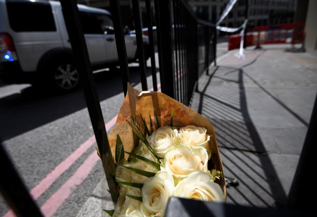 Flores blancas en honor a las víctimas del atentado en Londres (Foto Reuters)