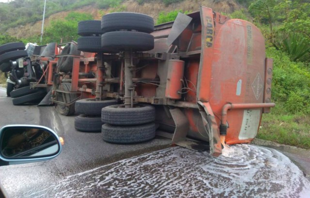 Foto: Gandola con combustible se volcó en la troncal 1 / Jorge Galindo