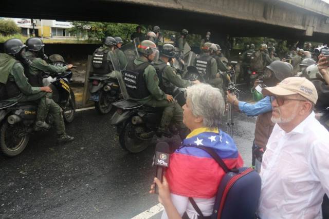 La GNB reprimió con lacrimógenas a los manifestantes que marchaban hacia el CNE. Foto: Wills Jiménez