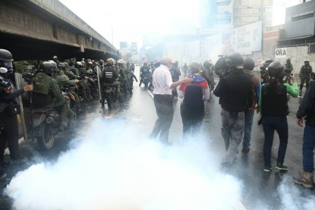 La GNB reprimió con lacrimógenas a los manifestantes que marchaban hacia el CNE. Foto: Wills Jiménez