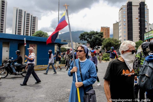 Mientras el régimen reprime, la resistencia se le planta a Maduro en la calle. Foto: Régulo Gómez / lapatilla.1eye.us