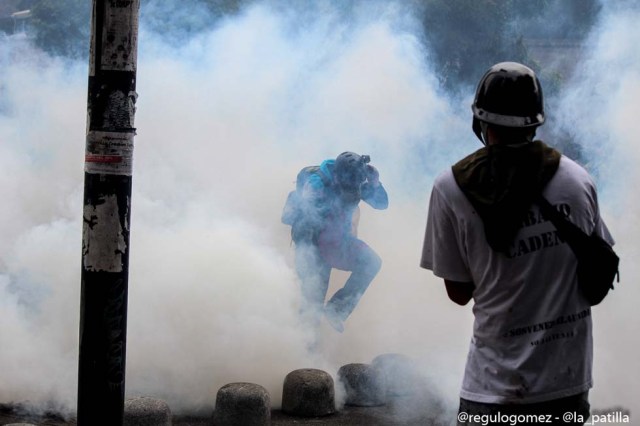 Mientras el régimen reprime, la resistencia se le planta a Maduro en la calle. Foto: Régulo Gómez / lapatilla.1eye.us