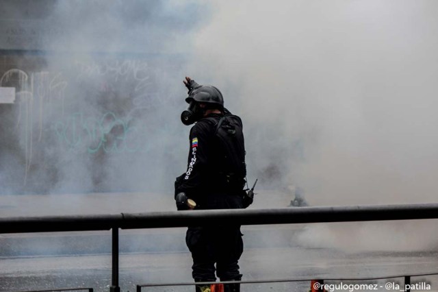 Mientras el régimen reprime, la resistencia se le planta a Maduro en la calle. Foto: Régulo Gómez / lapatilla.1eye.us