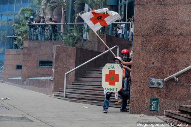 Mientras el régimen reprime, la resistencia se le planta a Maduro en la calle. Foto: Régulo Gómez / lapatilla.1eye.us