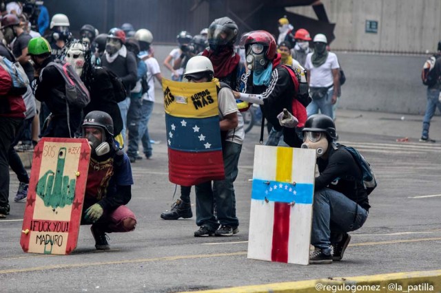 Mientras el régimen reprime, la resistencia se le planta a Maduro en la calle. Foto: Régulo Gómez / lapatilla.1eye.us