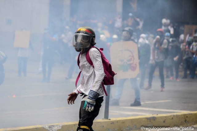 Mientras el régimen reprime, la resistencia se le planta a Maduro en la calle. Foto: Régulo Gómez / lapatilla.1eye.us