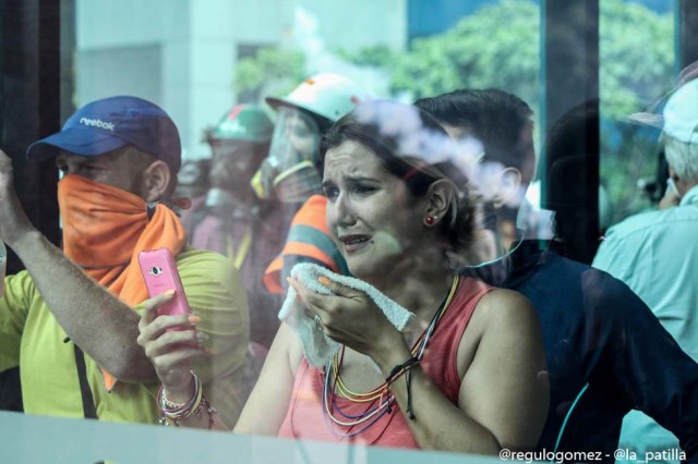 Mientras el régimen reprime, la resistencia se le planta a Maduro en la calle. Foto: Régulo Gómez / lapatilla.1eye.us