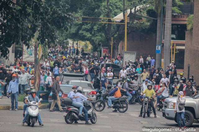 Mientras el régimen reprime, la resistencia se le planta a Maduro en la calle. Foto: Régulo Gómez / lapatilla.1eye.us