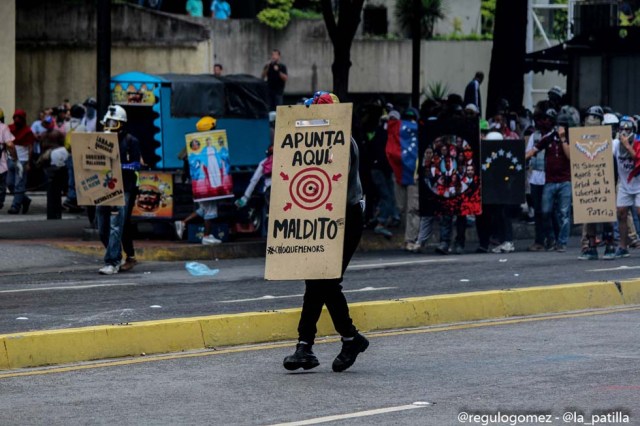 Mientras el régimen reprime, la resistencia se le planta a Maduro en la calle. Foto: Régulo Gómez / lapatilla.1eye.us