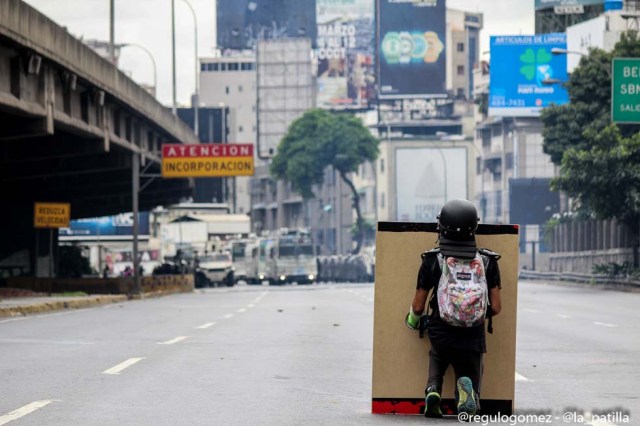 Mientras el régimen reprime, la resistencia se le planta a Maduro en la calle. Foto: Régulo Gómez / lapatilla.1eye.us