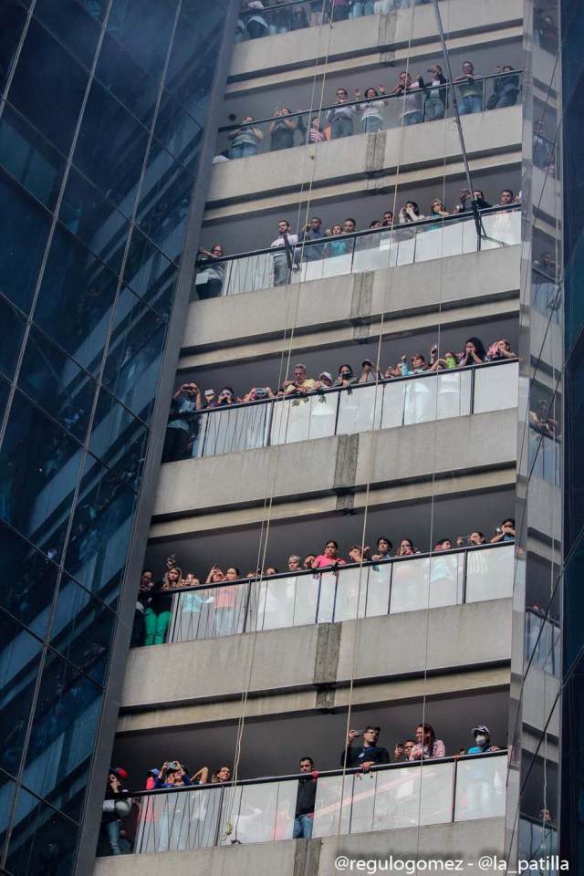 Mientras el régimen reprime, la resistencia se le planta a Maduro en la calle. Foto: Régulo Gómez / lapatilla.1eye.us