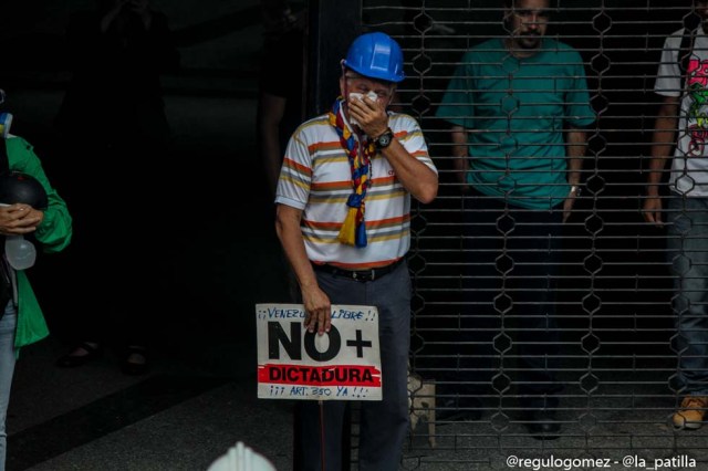 Mientras el régimen reprime, la resistencia se le planta a Maduro en la calle. Foto: Régulo Gómez / lapatilla.1eye.us