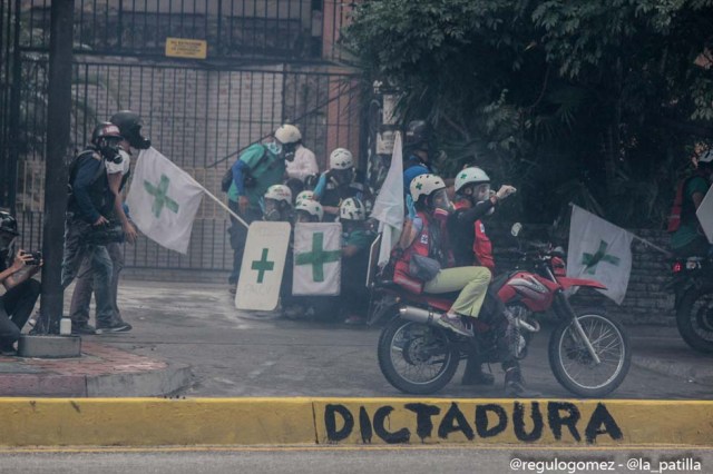 Mientras el régimen reprime, la resistencia se le planta a Maduro en la calle. Foto: Régulo Gómez / lapatilla.1eye.us