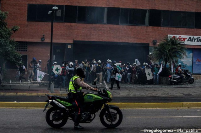 Mientras el régimen reprime, la resistencia se le planta a Maduro en la calle. Foto: Régulo Gómez / lapatilla.1eye.us