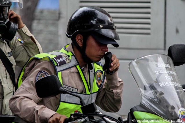 Mientras el régimen reprime, la resistencia se le planta a Maduro en la calle. Foto: Régulo Gómez / lapatilla.1eye.us