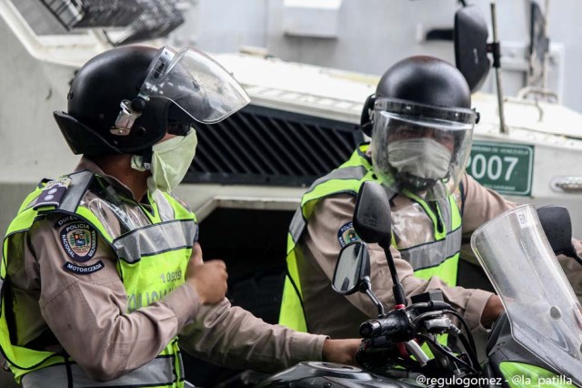 Mientras el régimen reprime, la resistencia se le planta a Maduro en la calle. Foto: Régulo Gómez / lapatilla.1eye.us